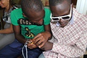 Due studenti ciechi imparano ad usare il lettorino MP3