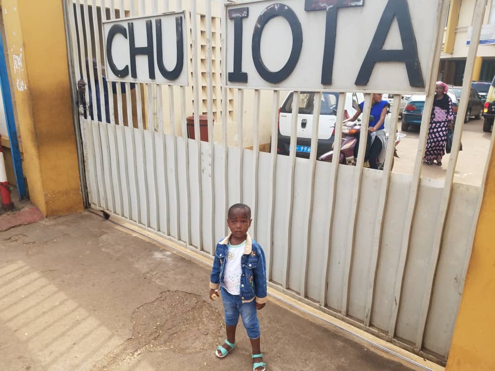 JADE davanti alla clinica IOTA di Bamako