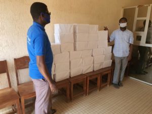 Gli operatori del nostro progetto con i pacchi di carta braille pronti per la spedizione in tutto il Togo.